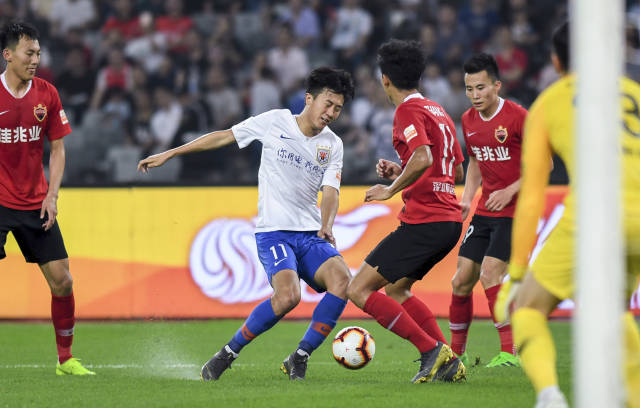 国安新帅，亚冠曾被张稀哲铲伤，如今成师徒